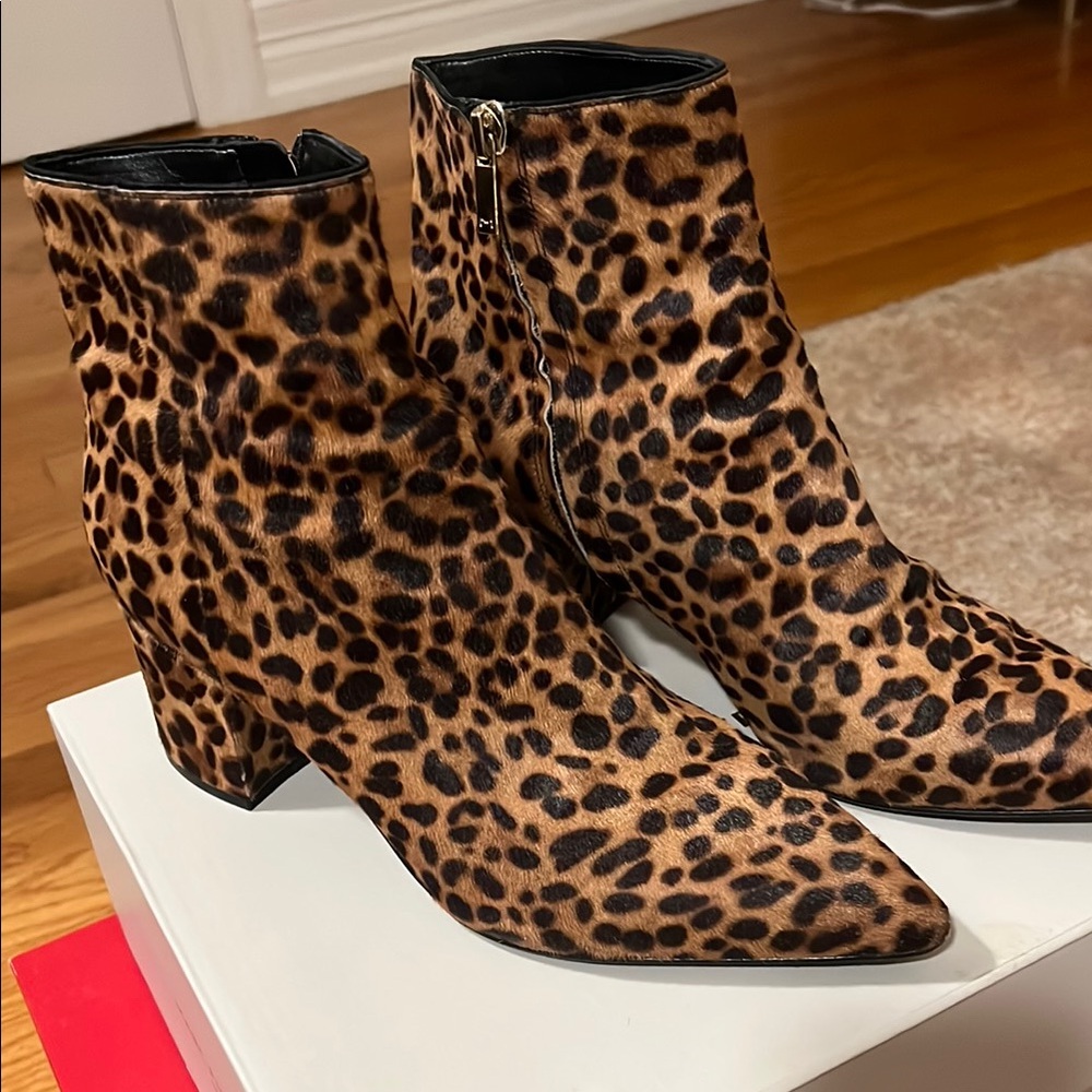 Marc Fisher JARLILY POINTY ANKLE BOOTIE, Leopard pony hair booties